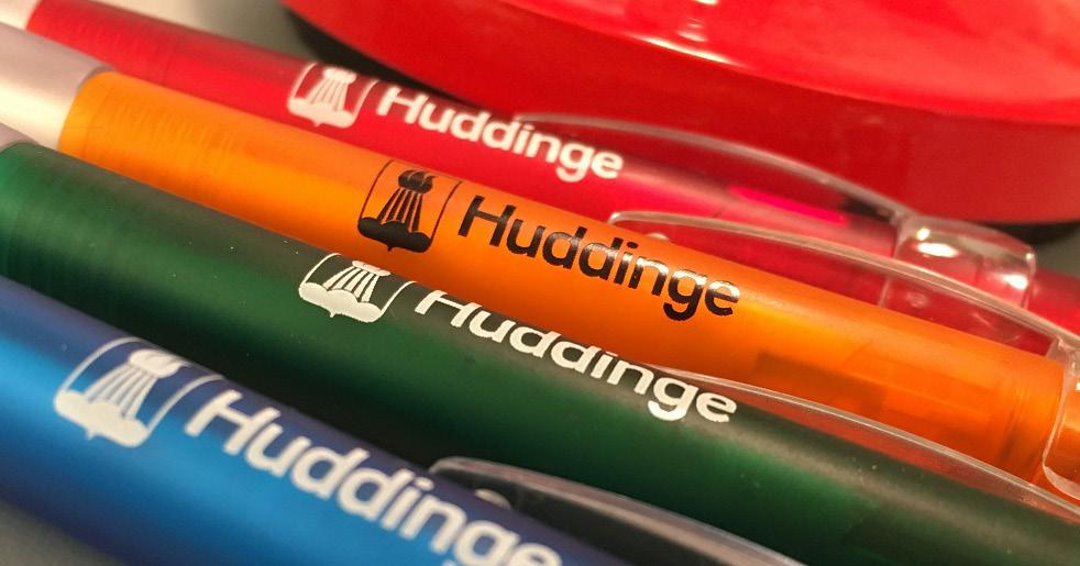 Grafiska riktlinjer Skyltarna utformas i enlighet med Huddinge kommuns grafiska profil. Logotyp, färgpalett, typografi och grafiskt element utgör grunden. Riktlinjer grafiska elementet: huddinge.