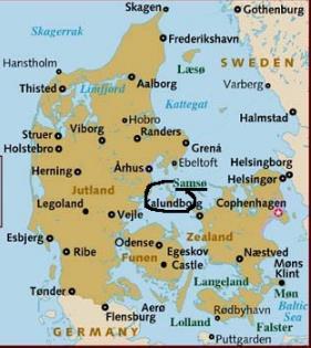 Vi stiger på bussen vid Mekonomen på Nova, där finns gott om parkeringsplatser. Bussen tar oss över Öresundsbron västerut förbi Roskilde vidare till Kalundborg, där vi tar en färja till Samsö.