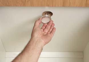 11. Belysning i skåp Det är viktigt att planera kabeldragningen i förväg. En del lampor kan även behöva placeras innan skåpen sätts upp. Borra ett litet hål i den förborrade fördjupningen.