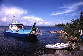 I år fick vi åka ut med Luleå kommuns stora fritidsbåt Favorit. En stor och snabb båt som gjorde att överresan blev mycket bekväm.