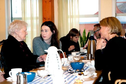 TRÄNINGSGLÄDJE HOS KILS SENIORER Kyt äv famfö, ä i do? Nu boxa vi! Fika på Smd. Äldmiist Åsa Rgé i samtal md Dois Lagma och Louis Olsso.