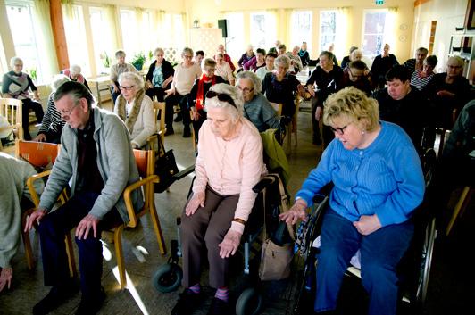 NÖJDA MED PERSONALEN Att psoal gö tt stålad jobb itygad Has Lidblom och Dois Lagma som båda dltog vid fikastud md äldmiist.