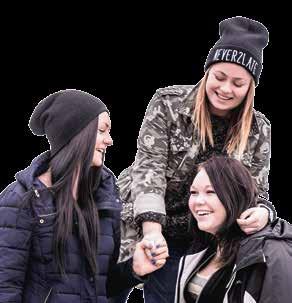 UTBILDNING forts. utbildning i svenska för invandrare. Vuxenutbildningen samverkar med Strömstad kommun beträffande utbud och studerande. Vuxenutbildningen har på årsbasis haft 140 heltidsstuderande.