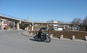 nya hinder skapas i vägmiljön. Dessa hinder kan innebära ökad olycksrisk för både mopedister och motorcyklister.