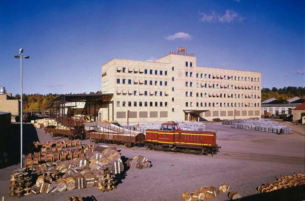 År 1860 öppnade Västra stambanan, mellan 1879 öppnade den ursprungliga tågstationen vid Älvsjö och när Nynäsbanan 1901 också öppnade med ett stopp här blev Älvsjö förgreningsstation.