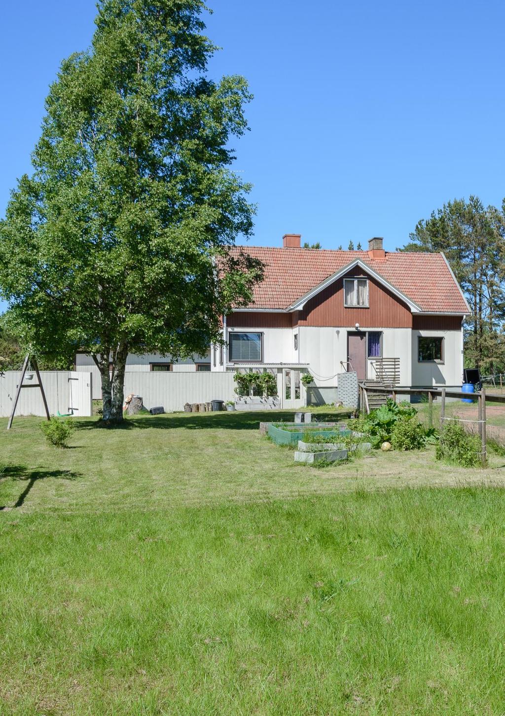 ostadshus och stall i Storby, Eckerö 1½ plans bostadshus från 1953 med