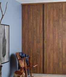 Den rena designen adderar en träkänsla som passar såväl moderna som mer klassiska hemmiljöer. Scenic 2-dörrarslösning i Adorable ash. Infällda handtag i aluminium.