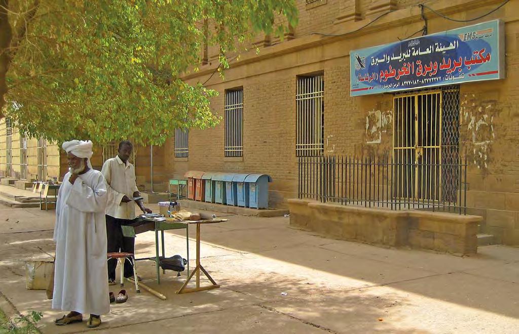 Huvudpostkontoret i Khartoum. Den rad behållare som påminner om soptunnor till vänster om ingången är brevlådor.