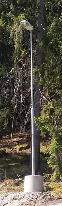 I området Mjölkudden-Gustavsviks gård finns idag befintlig belysning i form av traditionsenliga trästolpar, vilket passar väl in i skärgårdsmiljön.