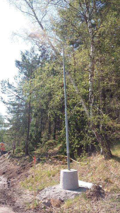 Såhär såg det ut vid bygget av område Y-Z (Boo gård) maj 2017. De gamla stolparna rivs och ersätts med gatlykta på betongklump. Kostnaden för denna nya belysning är 10,2 miljoner kr eller i snitt 50.
