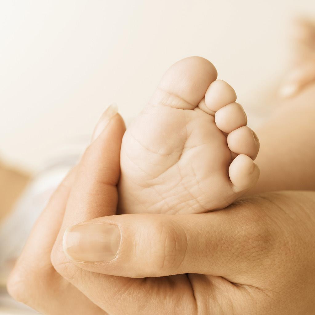 Efter förlossningen När du blir utskriven från sjukhuset ska du själv kontakta din rådgivnings hälsovårdare/barnmorska och komma överens om följande besök. Oftast gör hälsovårdaren ett hembesök.