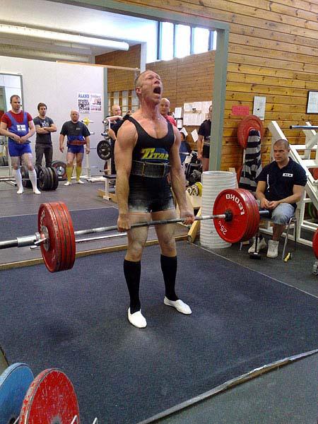 till 125kg klassen. Sveriges Johnny Wahlqvist försökte två gånger att sätta nytt Europa rekord i bänken med 342,5kg men misslyckades.