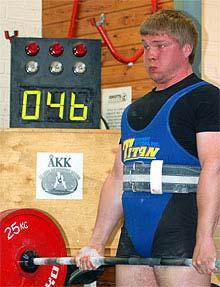 blev det 390kg för Linda. Tre lyftare deltog i herrarnas 82,5kg klass, vann gjorde inte helt oväntat Hangös Johan Henriksson som vägde in på 77,35kg.