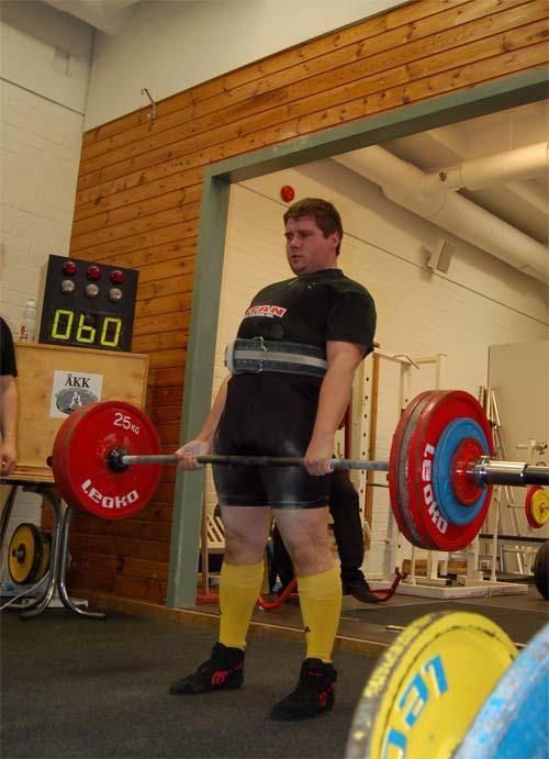 gav 525kg totalt. I knäböjen körde han med knälindor men ingen dräkt och i bänken använde han för första gången bänkskjorta. I 90 kg klassen fanns också en debutant, Anton Häggblom född -83.