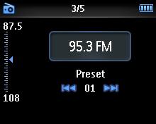 4.4 Radio I huvudmenyn välj för att komma till radioläget. Anslut hörlurarna De medlevererade hörlurarna fungerar även som radioantenn.