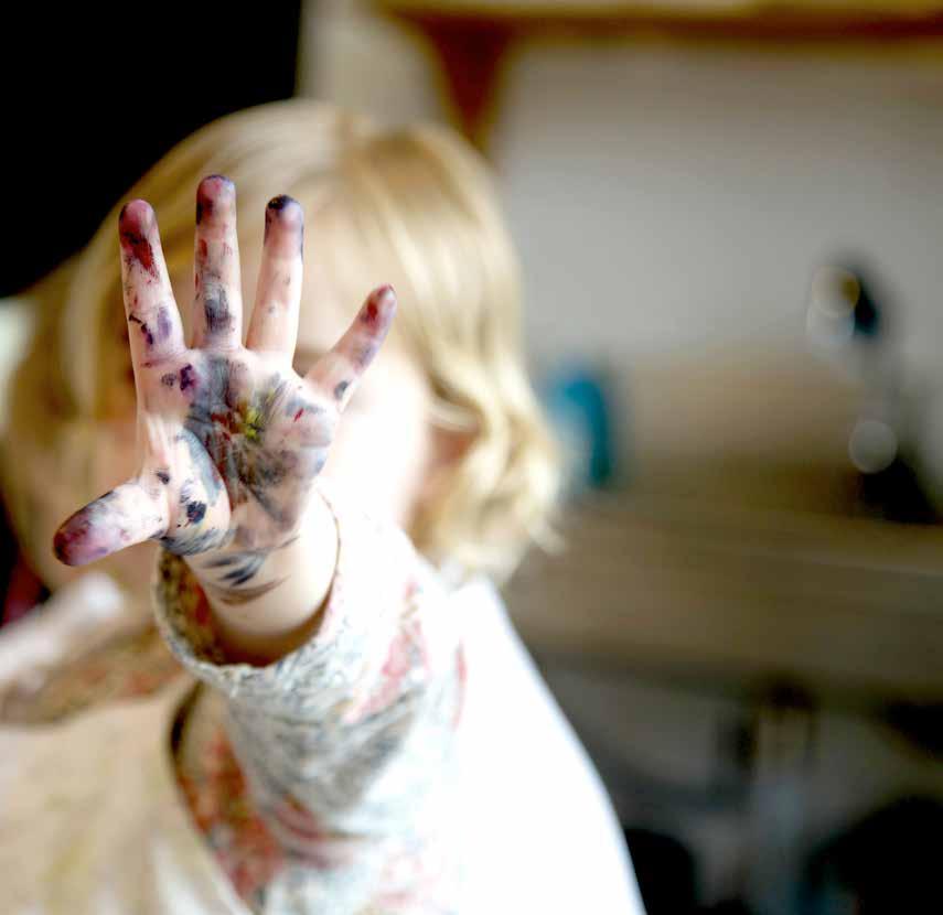 Utforska på egen hand / Explore on your own TIPS! GÅ PÅ FAMILJEVISNING OCH BLI INSPIRERAD. Följ sedan med in i museets öppna verkstad och skapa egna konstverk! UTFORSKA PÅ EGEN HAND Upptäckarväskan.