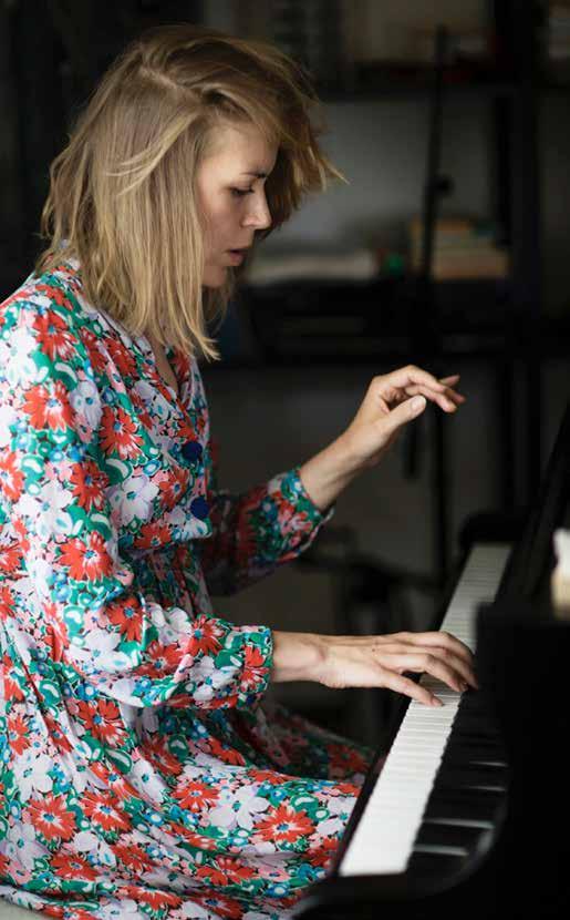 FRIDA HYVÖNEN FRIDA HYVÖNEN Foto: Elin Foto: Berge? Program / Musik, film & festival PROGRAM / MUSIK, FILM & FESTIVAL fredag 7.7 & lördag 8.