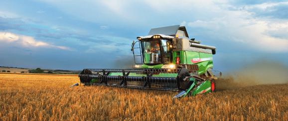 Ledare kör Fendt. www.fendt.com AGCO GmbH Fendt-Marketing 87616 Marktoberdorf, Tyskland Återförsäljare: Lantmännen Maskin AB Box 174, 201 21 Malmö Tel 0771-38 64 00 www.lantmannenmaskin.se Art.