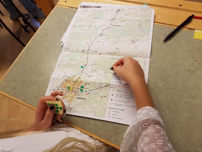 Kesbergskolan ligger i östra delen av tätorten Vårgårda och därmed utanför utredningsområdet. Skolans upptagningsområde berör dock hela utredningsområdet.