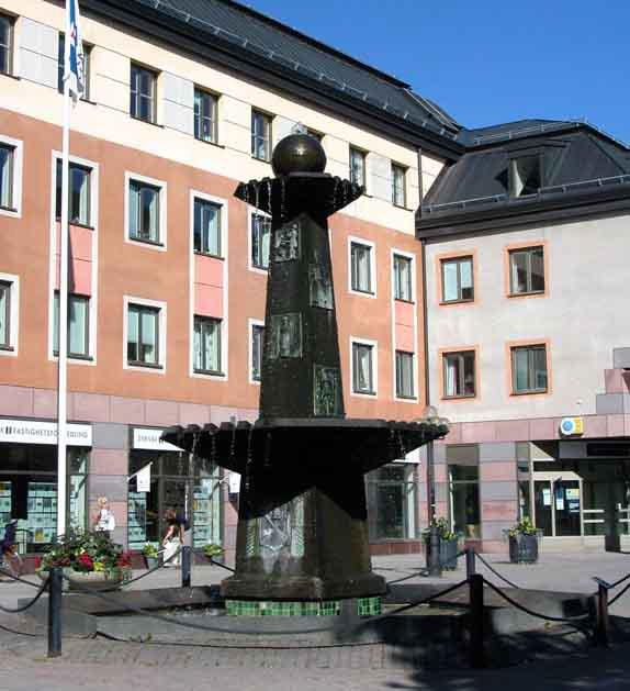 s=d209e871 Obelisk Carl-Harry Stålhane Betong med kopparplattor, mosaik Tillkomstår: 1989