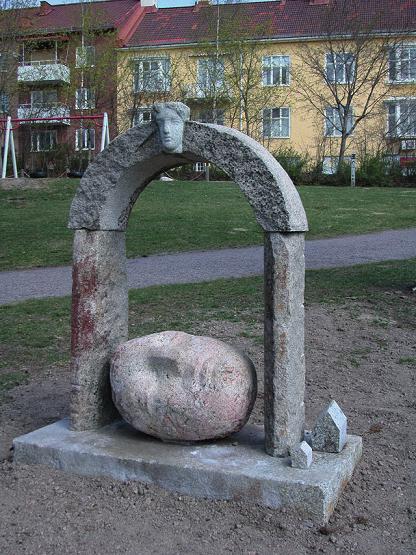 Poetens hus Lars Widenfalk Granitskulptur Tillkomstår: stensymposiet 2005.