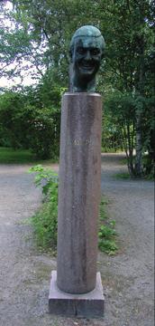 Ernst Rolf Arvid Backlund Material: Brons Inköpsår: 1946 Placering: Hästtorgsparken, Elsborg (från