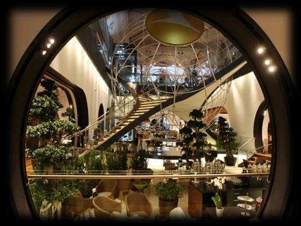 Atatürk flygplats i Istanbul har genomgått en mindre ansiktslyftning och känns fräsch och ljus, här finns bra utbud av restauranger och shopping.