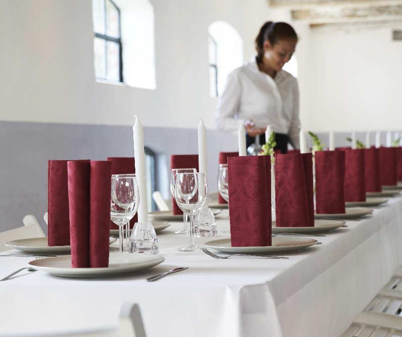 9 RULLDUKAR Perfekta för stora fester, sammankomster och buffébord Kan enkelt klippas på längden för att matcha dina bord Skyddar borden från spill och ringar efter glas DUNICEL RULLDUK 2 3 4 5 6