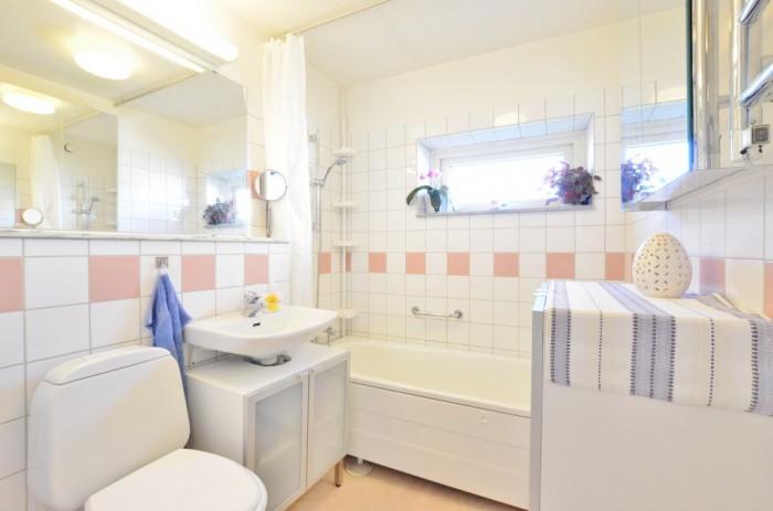 Badrummet Badrummet har badkar och fönster som vetter ut mot innergården, vägghängd wc, spegel och avställningsyta av marmor, stort spegelskåp och