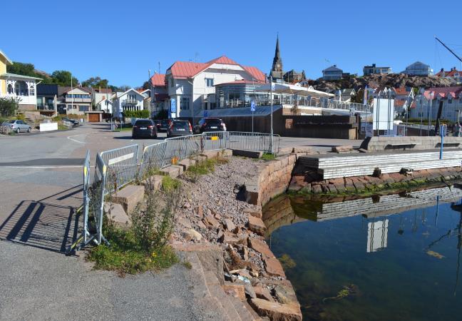 Bilden till vänster visar det område vid infarten till Havsfiskelaboratoriet som under viss tid varit föremål för
