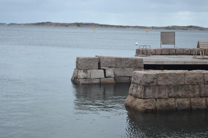 Gångbro till Kallbadhuset Dåligt bryggdäck Bilden till vänster visar de förskjutningar av stenarna på en av granitstöd i