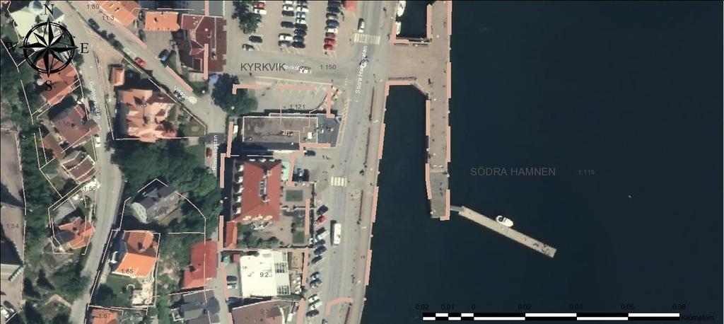 Träbryggan är i ett mycket dåligt skick och är idag avstängd och förbjuden att vistas på.