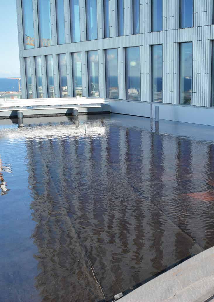 6 AVSLUTANDE ARBETE VID INSTALLATION AV VATTENTÄTANDE SKIKT Utrustning och överblivet material ska avlägsnas från takytan. Städa och avsyna takytan och åtgärda eventuella brister.