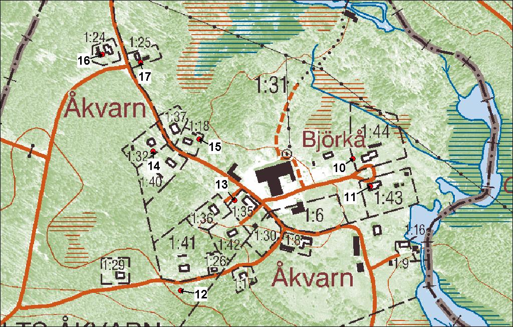 Bilaga 1 nedströms klassat som vattendrag med mycket höga naturvärden. Det finns bäckar i skogsmarken invid deponierna samt ett dike som leder ned till Badeboån vilket ökar spridningsrisken.