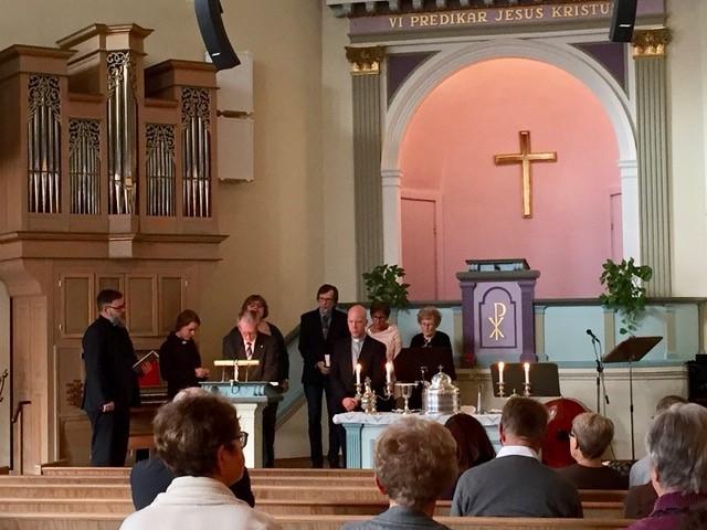 Med hjärta för Linköping Det finns en tätort på en slätt. Ett kyrktorn sträcker sig mot himlen som en tiggarhand ur slummen, du ser det från den stora vägen.