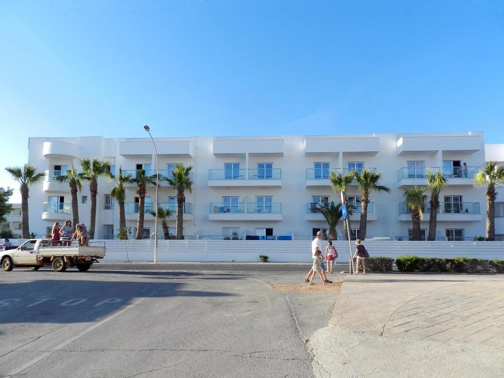 Fakta om resorten AYIA NAPA Ayia Napa är berömt för sina fantastiska vita sandstränder, och har blivit en väldigt populär semesterstad för skandinaver. På sommaren sjuder Ayia Napa av liv och rörelse.