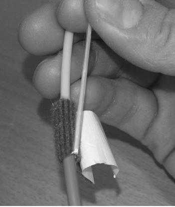 Dra tillbaks kabeln så att kabelmanteln hamnar under/över rätt T-profil.