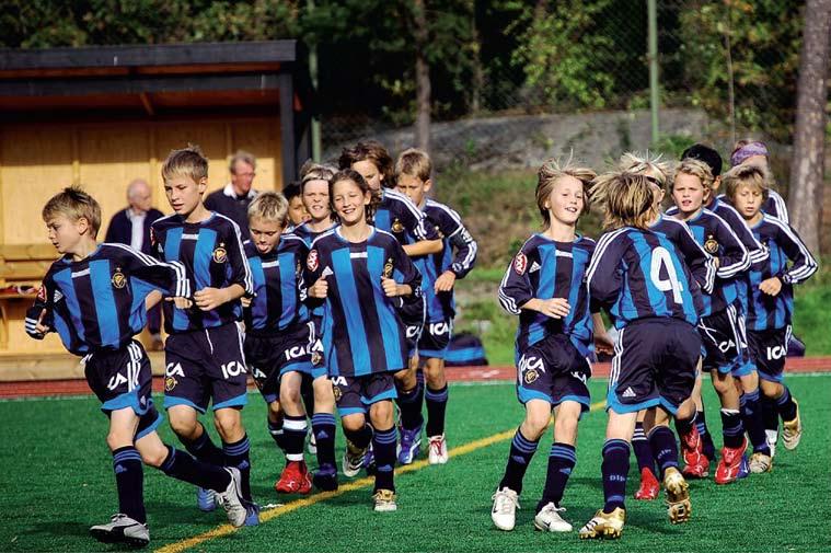 Egentligen började årets allsvenska matcher för 15 år sedan. På hundratals grusplaner runtom i Sverige. Det främsta målet med vår fotbollssponsring är förstås inte att alla ska bli elitspelare.