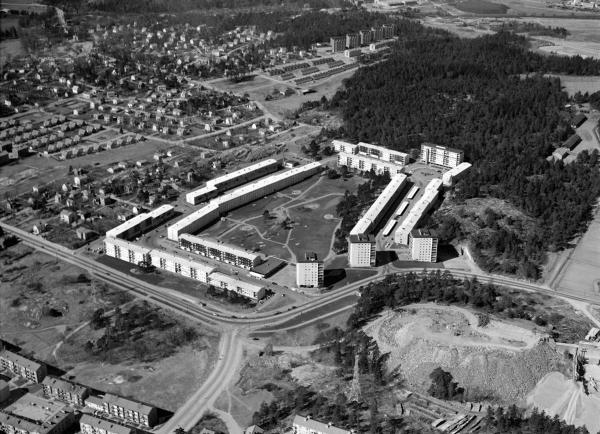 Östberg i stden Geogrfiskt läge Östberg ligger sydväst om centrl Stockholm, delvis uppe på en höjd bredvid Årstfältet.