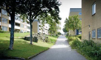 sig till den befintlig strukturen, och de speciell förutsättningr som den ger i form v trfikseprering och reltioner melln gårdsrum i en öppen struktur.
