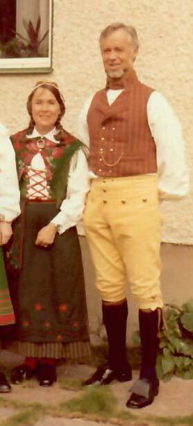 Sid 4 Efter nämnda danser var vi alla svettiga och avsatt tid hade gått ut. Man var dock intresserade av våra folkdräkter, så vår insats avslutades med en kort presentation av dräkterna.