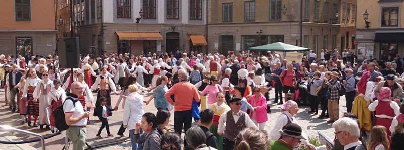 Sid 8 Vi anlände i god ordning och kunde under poliseskort, med flygande fanor, med Trätakt som spelade och anförde SFG och våra gäster ifrån Örebro, vandra med i festtåget förbi Kungsträdgården över