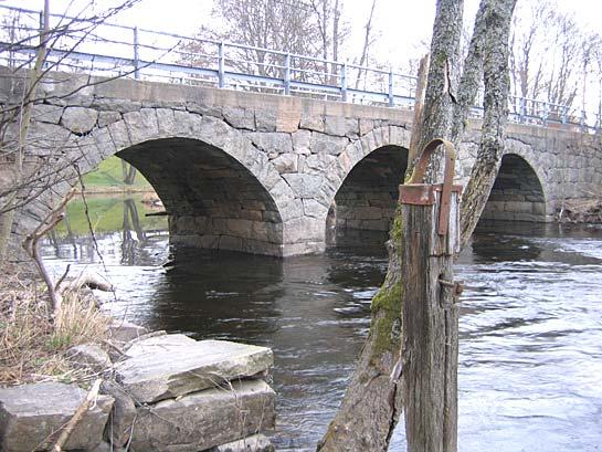 1. Säveån, bron vid Lerums kyrka Datum: 2009-04-07 Kommun: Lerum Koordinat: 6410938/1290539 0-10 m nedströms bron, längs västra stranden.