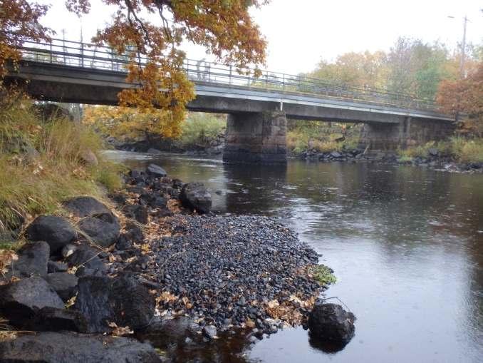 Em2. Emån, Emsfors Datum: 2013-10-10 Kommun: Mönsterås Koordinat: 6335220/1539200 RT90 5-15 m uppströms bron på norra sidan.