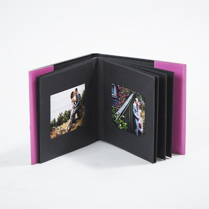 Ett vackert dragspelsalbum med plats för 10 bilder i storlek 15x15 cm.