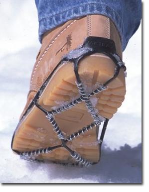 2.2.6 YakTracks Walker YakTracks, se Figur 12, är ett halkskydd som är effektivt mot både is- och snöunderlag. Produkten är tillverkad av en elastisk termoplast som ligger i ett mönster under sulan.
