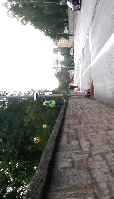 Cykelbanan ligger närmast gatan och gångbanan närmast en mur mot en kyrkogård. Total bredd för gång- och cykelbanan vid mätplatsen på den norra sidan av vägen är drygt 5 meter.