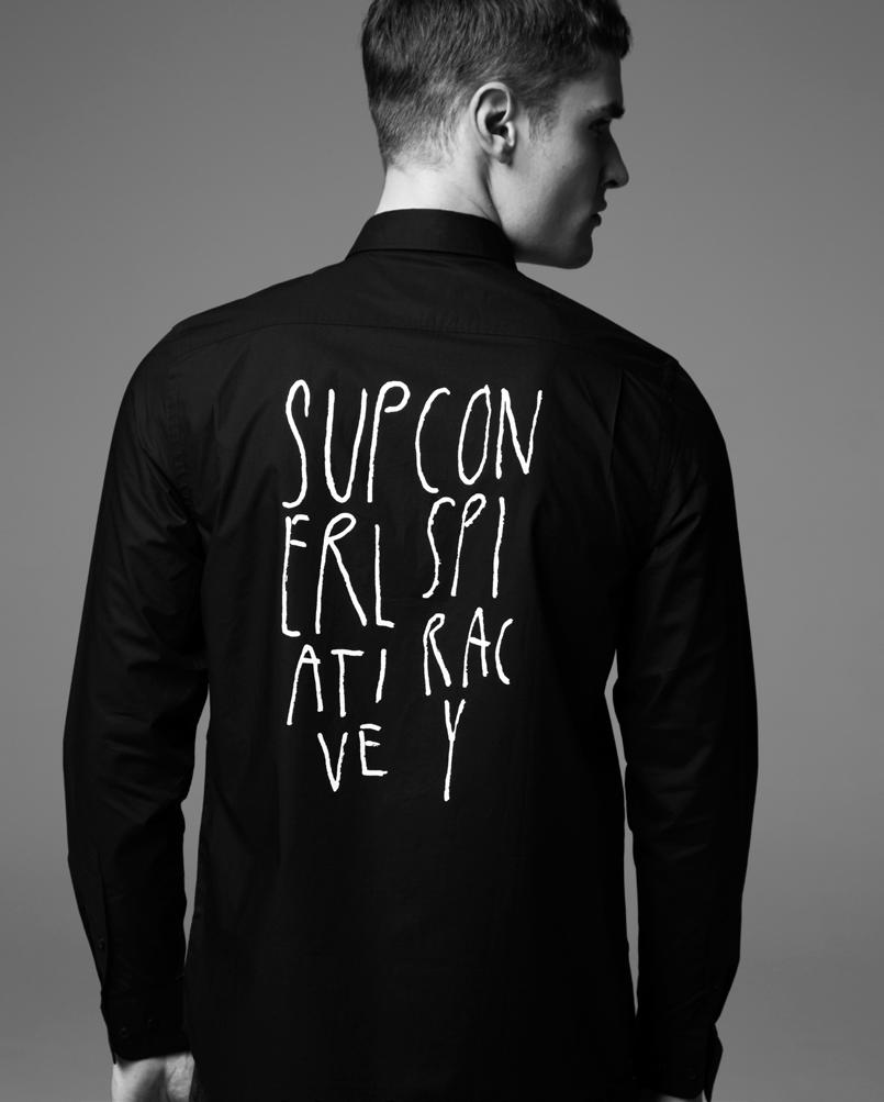 16 ÅRSREDOVISNING 2015 WE ARE THE SUPERLATIVE CONSPIRACY VARUMÄRKE OCH PRODUKTER BEGREPPET WEARETHESUPERLATIVE- CONSPIRACY, ÄR SVÅRT ATT GÖRA RÄTTVISA PÅ SVENSKA, MEN KAN FRITT ÖVERSÄTTAS TILL VI ÄR