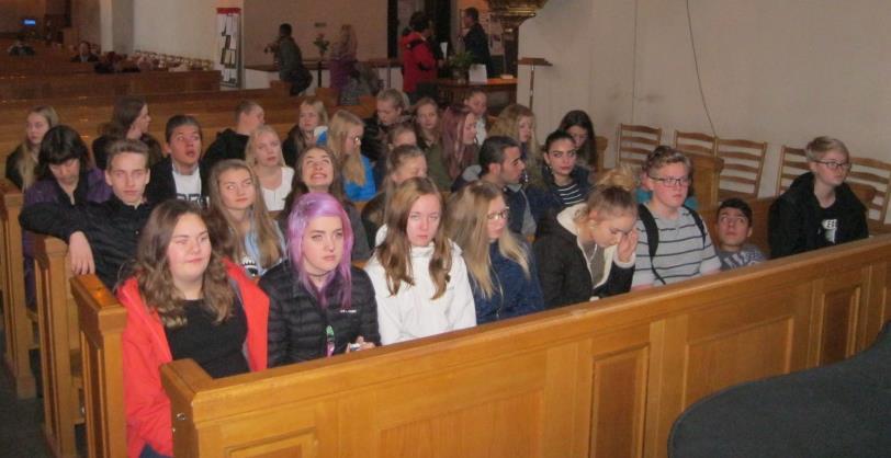 Konfirmander i St Clara kyrka. Till höger löv och fötter, Tyresö slottspark. Foto Calle Wahlström.