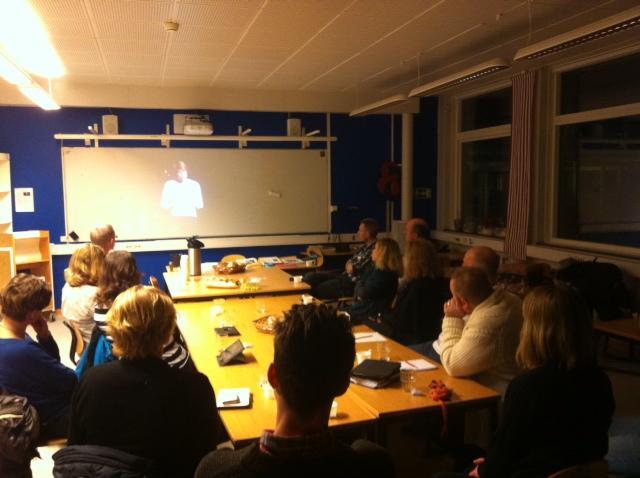 Workshop I Ca 20 pers. delas i tre grupper. Övningsmaterial och uppgiftsbeskrivning ligger vid ett hämtbord. Man uppmanas välja var man vill göra övningen.